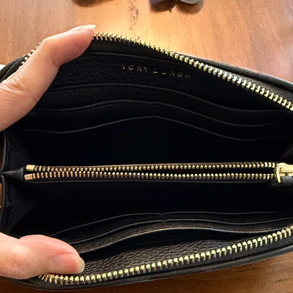 Tory Burch Black Leather Zip Wallet with Gold Logo - Picture 4 of 8
